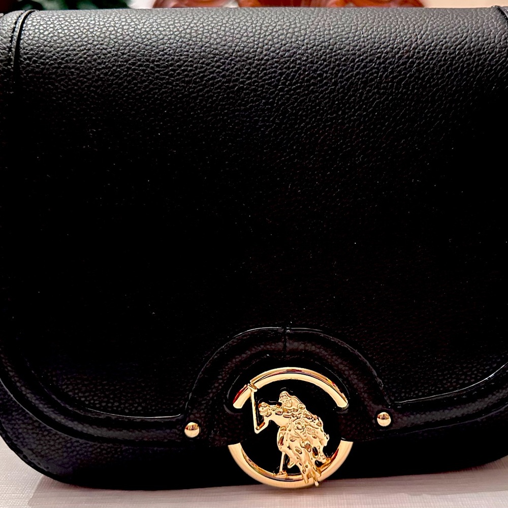 US POLO ASSN. 27A179-AA00A
MEDALLION CROSSBODY BAG